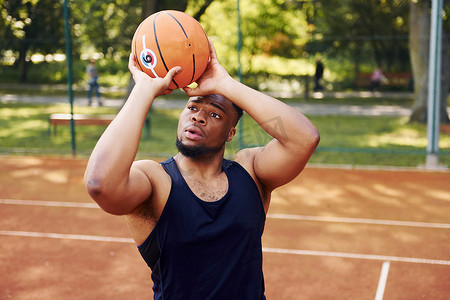 蓝球场摄影照片_非洲裔美国人在户外的球场上打篮球