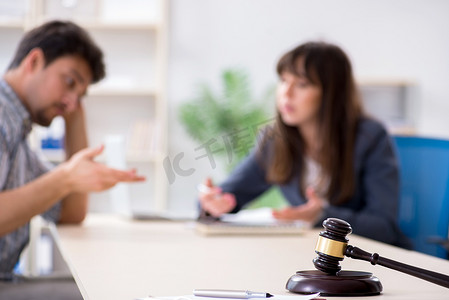 女律师在办公室会见他的男客户