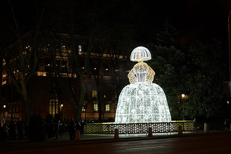 menina摄影照片_西班牙马德里- 2021 年 12 月 28 日，Velazquez 的 Menina 形状的圣诞灯。