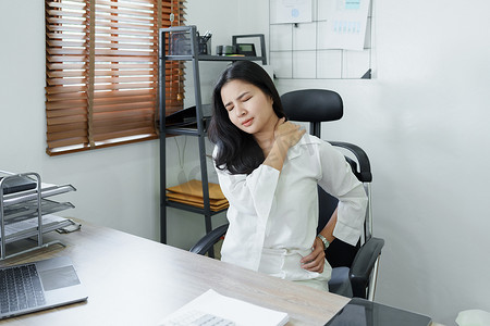 员工电脑摄影照片_亚洲年轻女性代表久坐肩痛的画像