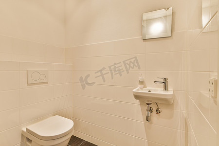 洗马桶摄影照片_带水槽和马桶的白色浴室
