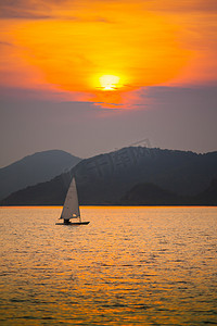 夕阳下海上的小船