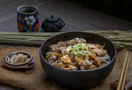 日本猪肉盖饭配鸡蛋和洋葱 (Donburi) 配