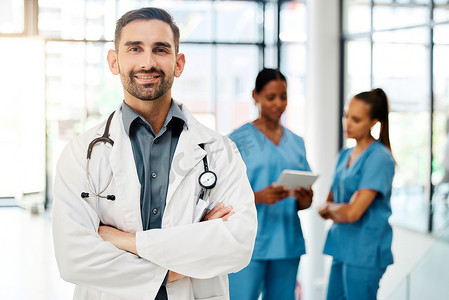 医生、领导或医疗保健员工在医院里微笑，以获得愿景、动机或使命肖像。
