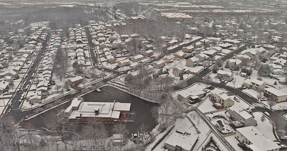 一个小镇的屋顶房屋在冬季的雪后屋顶上覆盖着白雪，在第二天的雪后提供了美妙的景象