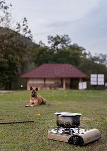 便携式摄影照片_在野餐炉或便携式煤气炉上用锅露营和煮饭。