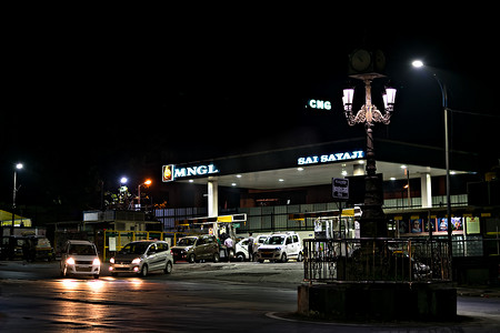 印度马哈拉施特拉邦浦那-2018 年 12 月 5 日：压缩天然气加气站在夜间为车辆提供服务。