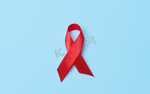 蓝色背景上以蝴蝶结形式出现的丝绸红丝带，是抗击艾滋病的象征，也是团结和支持的象征