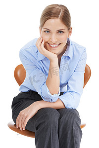 女人、肖像和坐在工作室的办公椅上，白色背景和幸福。