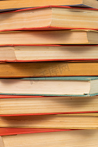 抽象书籍背景 — 垂直堆叠中的旧红色和柔和的绿色