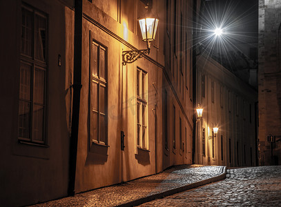 捷克共和国布拉格老城路灯照亮的狭窄鹅卵石街道