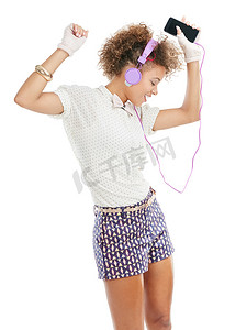 电话音乐、舞蹈和黑人女性听歌手、音频播客或收音机声音以获取能量、放松或乐趣。