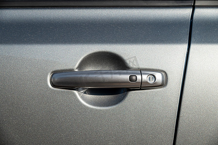 带解锁按钮的车门把手。
