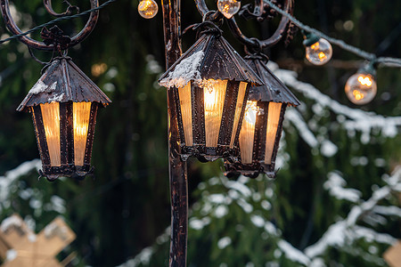 圣诞市场上带云杉树枝的中世纪灯笼