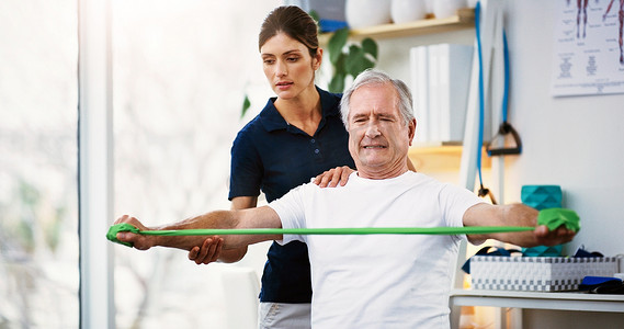 理疗、老人和医生锻炼、阻力带和诊所肌肉康复锻炼。