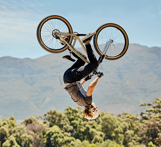 山地自行车、男子和倒空跳、动作和自行车特技、挑战和冒险、自由或天空中的动态风险。