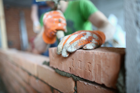 瓦工在水泥建筑外墙或内墙上砌砖