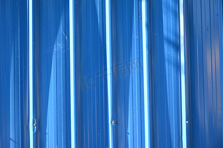 波纹褶皱摄影照片_金属板蓝色波纹状屏障用于设置周边 wa