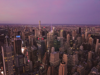 纽约曼哈顿中心的鸟瞰图，日落后高楼林立