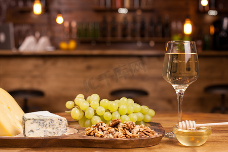 木头上白葡萄酒用各种小吃的食品组合物
