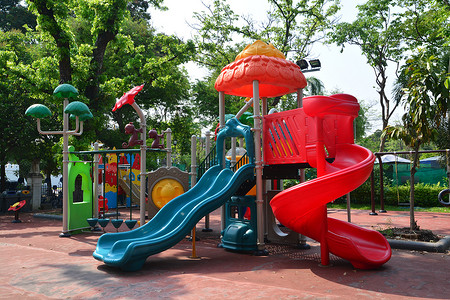 城市公园的儿童游乐场，儿童游乐场。