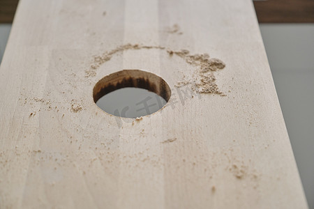 用木工电动工具在木板上打孔的特写