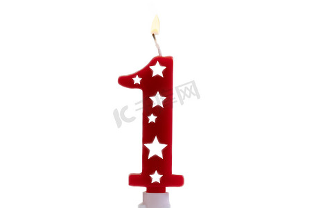 1 号生日庆祝蜡烛在明亮的白色背景下，为一岁的孩子点燃派对蜡烛。