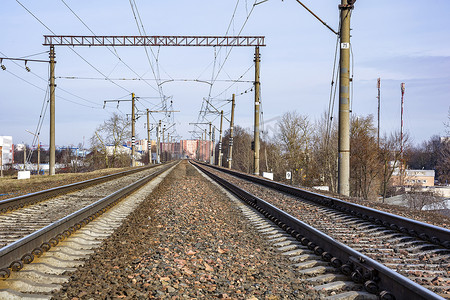 电动汽车结构摄影照片_电力牵引列车的电气化铁路