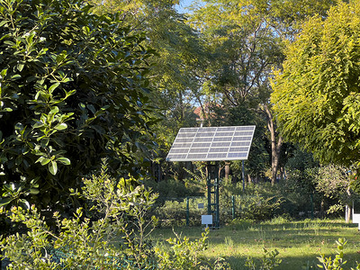安装在花园中的太阳能电池板以提供可持续能源