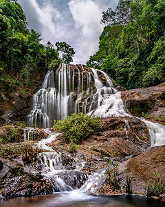 微乎其微摄影照片_哥斯达黎加雨林瀑布的长时间曝光