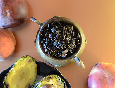 有自由空间的复古风格甜点：桃子、铜壶大叶茶和椰子