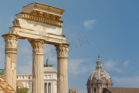 三列摄影照片_Forum Romanum 中三列的废墟。