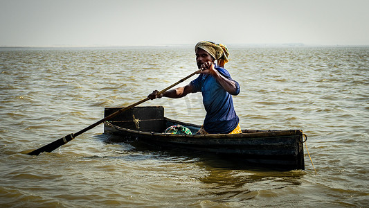 孟加拉国 Ishwardi - 10.10.2022：可怜的孟加拉人在一艘临时船上漂浮在恒河上。