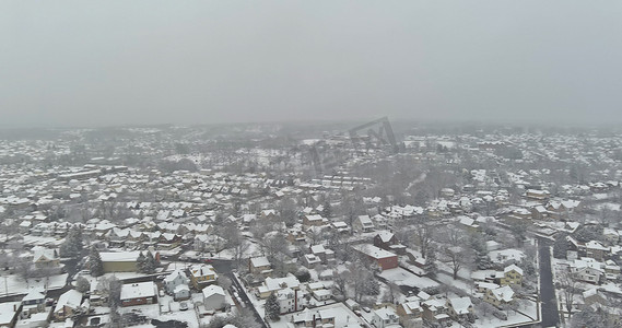 这是从美国新泽西州农村地区的一个小镇上看到的，在一个特别大雪的冬天