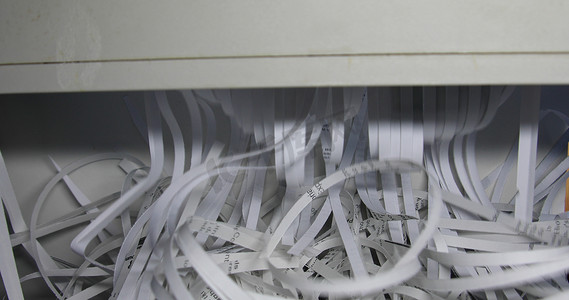 碎纸机在办公室切碎机密信件