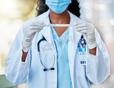 国潮海报案例分析摄影照片_女人、医生和手拿着试管、面具和手套，拿着 covid、流感或 DNA 样本。