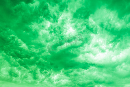 背景上带有戏剧性绿色风暴云的纹理