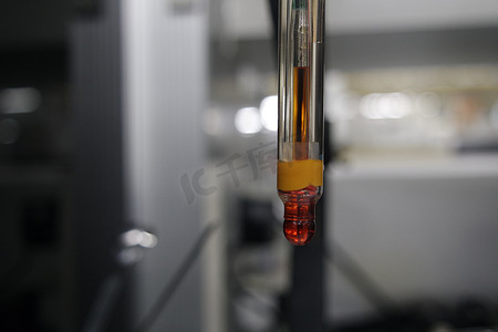 pH 计的特写视图，一种在化学实验室中测量 pH 值的装置