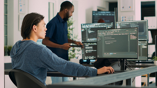 软件开发人员在计算机上键入学习应用程序代码