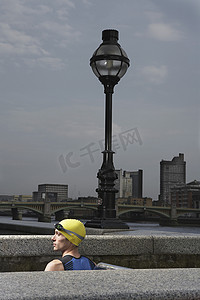运动员站在英国伦敦河堤岸之间
