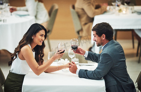 与一对夫妇在餐厅为他们的周年庆典或浪漫晚餐做爱、美酒和吐司。