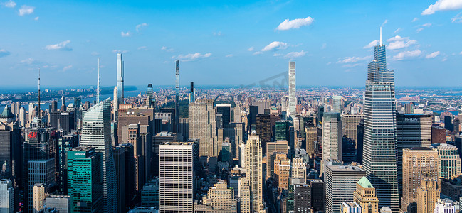 曼哈顿摄影照片_美国纽约市 — 2022年9月18日 晴朗的曼哈顿中城空景