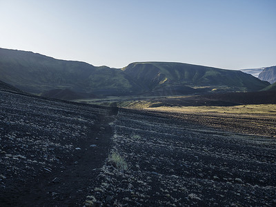 从 Laugavegur 远足小径、火山景观中的绿色山谷和清晨的粉红色灯光，可以欣赏到冰岛 Myrdalsjokull 冰川的日出景色