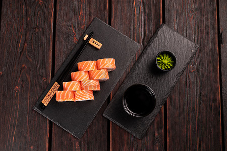 带筷子顶视图的鱼寿司卷 — 亚洲美食概念