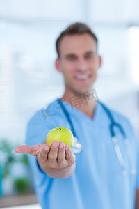 微笑的医生呈上一个青苹果