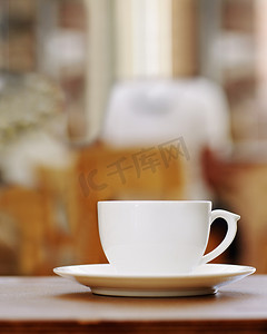 咖啡厅桌上一个咖啡杯的特写，早餐或能量饮料的热饮和咖啡因饮料。