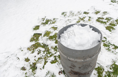 在水箱中收集雪以获得融化的水，生态足迹