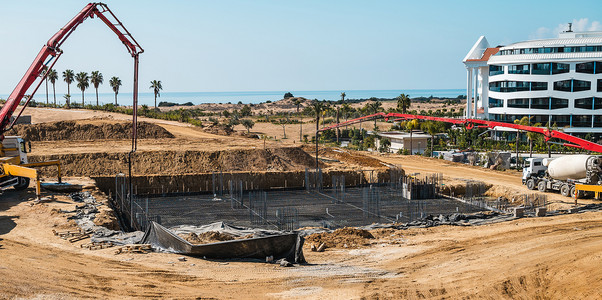 在大型建筑工地的钢筋基础上工作的混凝土泵