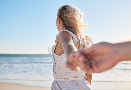 在暑假期间与一对夫妇在海滩上牵手、爱和散步，以获得浪漫或结合。