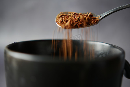 将咖啡粉与热水混合的特写